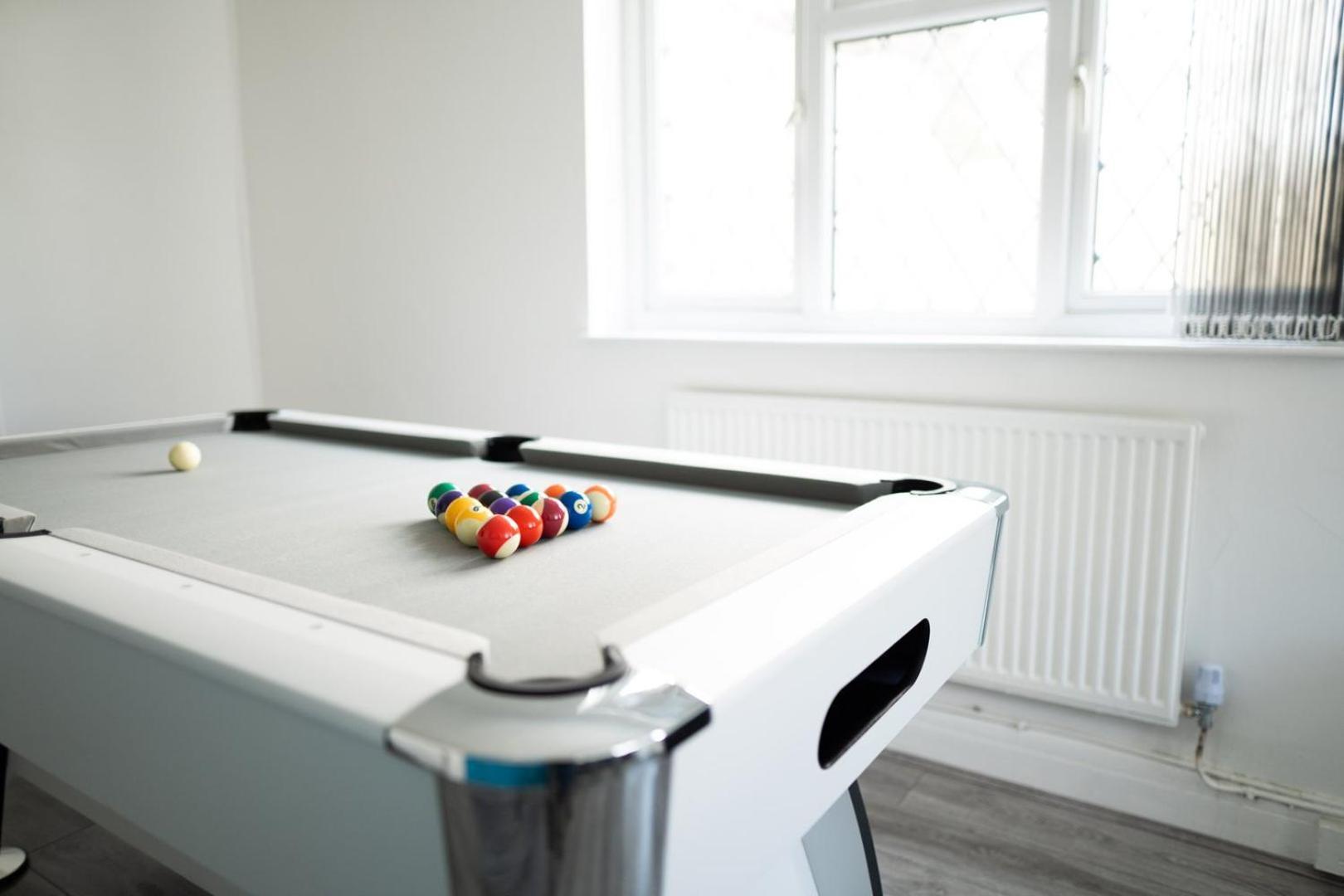 Spacious 4-Bedroom Apt | Pool Table Cardiff Exterior photo